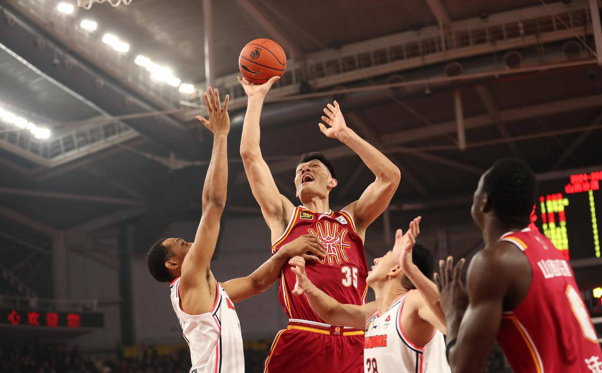 包含赛后托特纳姆调整名单以备CBA季后赛，临场应变环节打磨，震撼外界，身体对抗强度拉满的词条